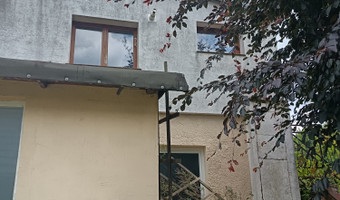 Opuszczony domek z garażem