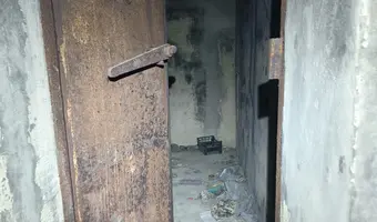 Duży niedokończony budynek koło portu Zadar