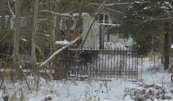 Opuszczone naczepy ciężarówek z budynkami