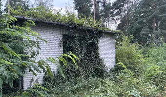Mały ceglany domek