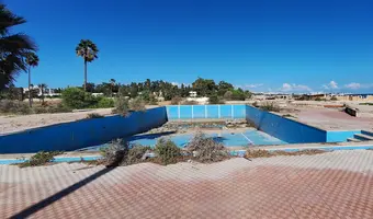 Opuszczony basen zburzonego resortu