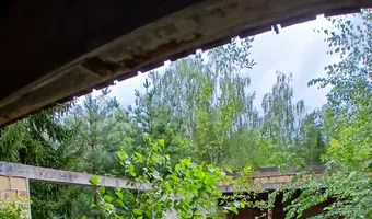 Opuszczony dom z niedokończoną dobudówką