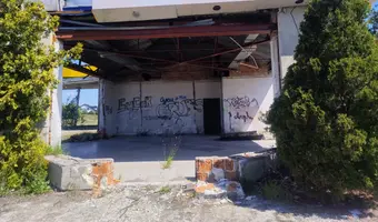 Opuszczona stacja benzynowa i McDonald's