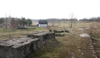 budynek obok jeziora