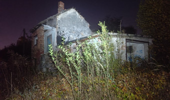 Opuszczony dom z budynkiem gospodarczym