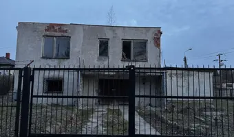 OPUSZCZONY DOM/ZAKŁAD