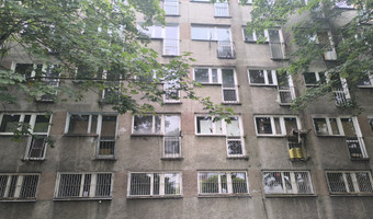 Opuszczony dobrze zachowany blok.