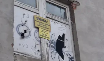 Opuszczona przychodnia wojskowa.