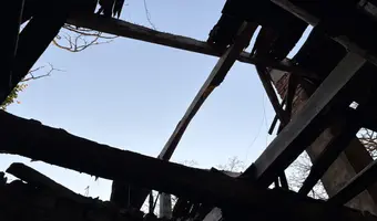 Opuszczony zrujnowany dom - zdjęcie 3/4