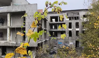 Mazowieckie, Płock - niedokonczony budynek oraz stare ruiny innego = 2w1