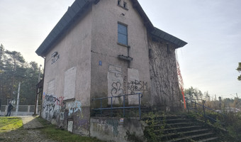 Opuszczony dom w którym sprzedawano bilety.
