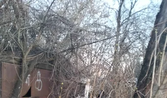 Śmietnisko z domkiem w środku