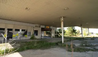 Opuszczona stacja benzynowa i McDonald's