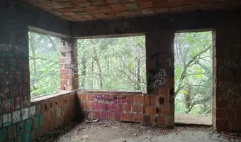 Niedokończona Willa i domek obok