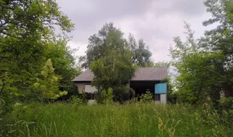 Opuszczony dom z garażem