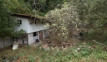 Opuszczone naczepy ciężarówek z budynkami