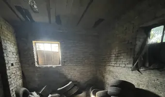 Opuszczony budynek gospodarczy / budynek szklarni
