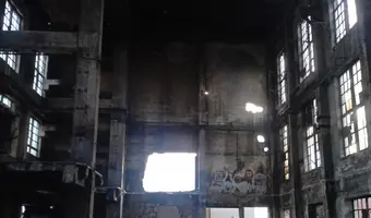 Stary kilka piętrowy budynek