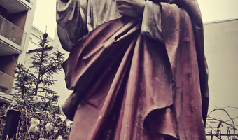 Kamienica z figurą na podwórku