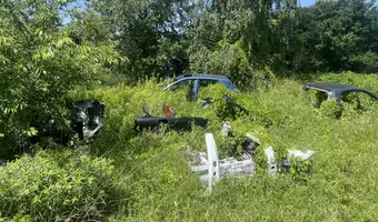 Cmentarzysko rozkradzionych( karoserii) samochodów - zdjęcie 3/4