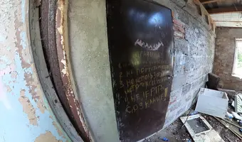 Opuszczony dom na skraju lasu