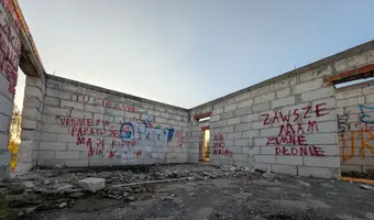 Ramzes Tomaszowski przy zajeździe i hotelu.