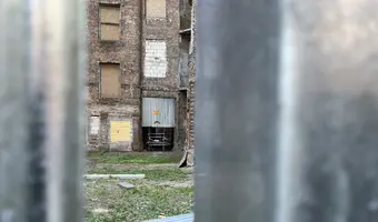 Opuszczona kamienica "spadające tynki"