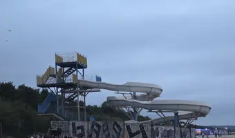 Opuszczona zjeżdżalnia na plaży
