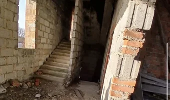 Opuszczony blok i cmentarzysko przyczep kempingowych