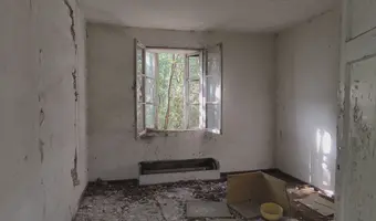 Opuszczony dom ze stodołą