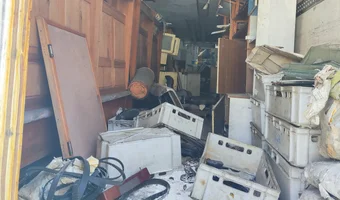 Opuszczone naczepy ciężarówek z budynkami