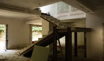 Opuszczone naczepy ciężarówek z budynkami