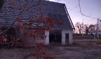 Opuszczony domek z garażem - zdjęcie 3/4