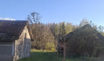 Opuszczony dom i stodoła