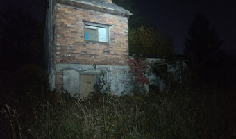 Opuszczony dom z budynkiem gospodarczym