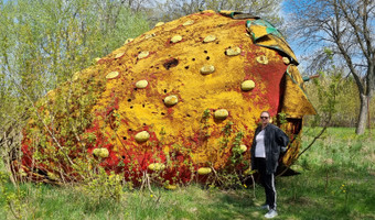 Opuszczona gigantyczna nawiedzona truskawka w środku lasu