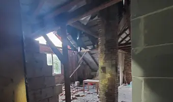 Ceglany dom dwurodzinny z piwnicą i szopą