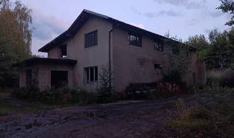 Opuszczony dom z wielką działką