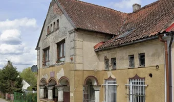 Częściowo opuszczony budynek