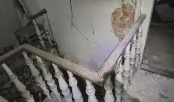 Opuszczony dom ze stodołą