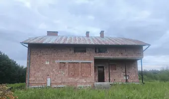 Opuszczony, podłużny dom z czerwonej cegły