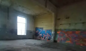Stary kilka piętrowy budynek
