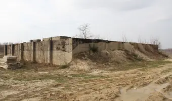 budynek obok jeziora