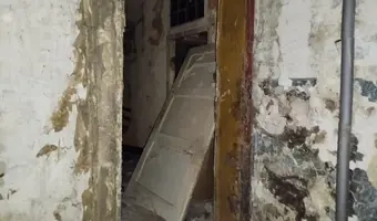 Kamienica z kupą wyposażenia