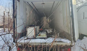 Opuszczone naczepy ciężarówek z budynkami