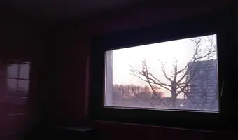 Opuszczony domek z garażem