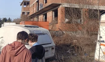 Opuszczony blok i cmentarzysko przyczep kempingowych