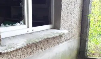Dwupiętrowy opuszczony dom w Trzebini na Osiedlu Widokowym