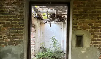 Opuszczony zrujnowany dom - zdjęcie 2/4