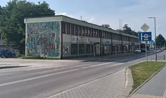 Opuszczona hala sportowa z hotelem